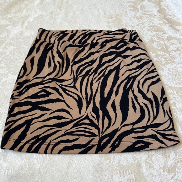 5/$25 XXI Forever 21 Animal Print Mini Skirt - Picture 3 of 6